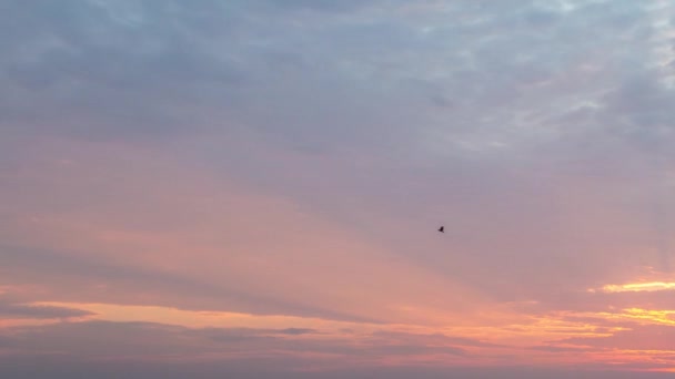 空の雲と明るい日の出 時間の経過 — ストック動画