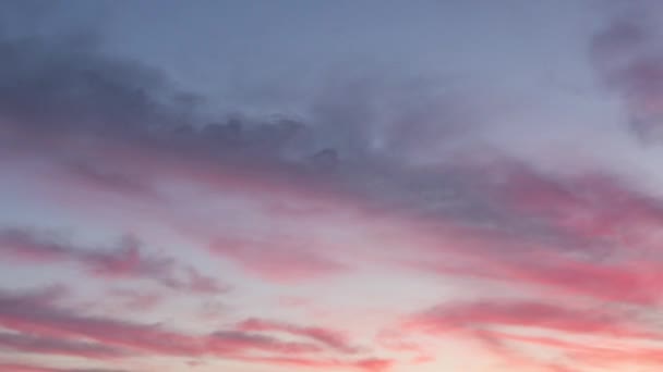 夕方には美しい空に赤い夕日と雲 時間の経過 — ストック動画