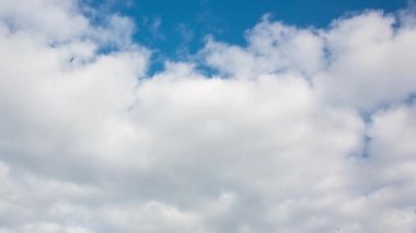 Mavi gökyüzünde beyaz güzel bulutlar, zaman akıp gidiyor, mavi gökyüzü