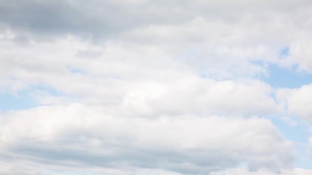 Hermosas Nubes Blancas Flotan Través Del Cielo Lapso Tiempo Hermoso — Vídeos de Stock