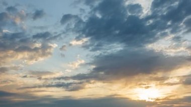 Gün batımında turuncu gökyüzünde bulutlar, zaman aşımı