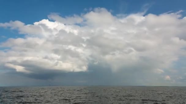Grandes Nuvens Brancas Com Chuva Sobre Rio Lapso Tempo — Vídeo de Stock