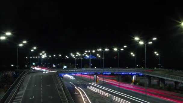 大都市の道路上の車のライト 時間の経過 — ストック動画