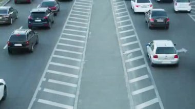 Büyük bir şehirde yoğun trafik, asfalt, iki şerit, zaman aşımı