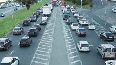 Gündüz büyük bir şehirde trafik sıkışıklığı, zaman aşımı