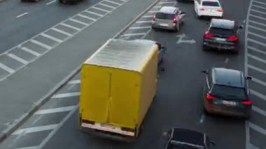 Otomobillerin gün içinde şehir yolunda hareket etmesi, zaman aşımı