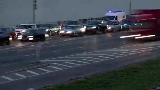 在大都市里 许多汽车在路上行驶 夕阳西下 时间流逝 — 图库视频影像