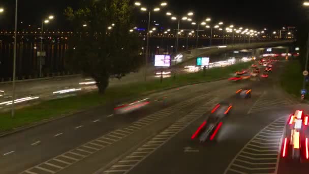 車の多くは街の道路を走行しています 都市のライト 時間の経過 — ストック動画