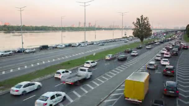 Büyük Bir Şehirde Yoğun Trafik Gün Batımı Zaman Aşımı — Stok video