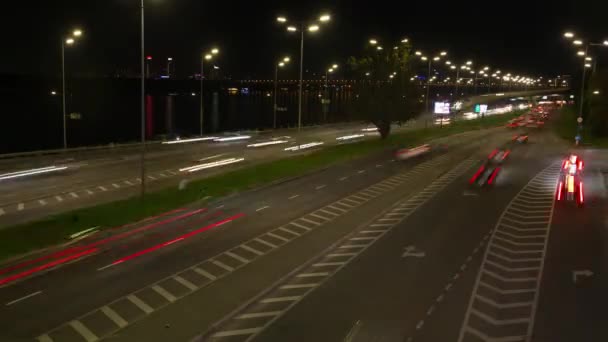 Şehir Yolunda Gece Metropolde Zaman Aşımında Arabaların Hareketi — Stok video