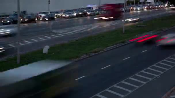 Autók Mozgása Úton Egy Nagyvárosban Aszfalt Naplemente Időeltolódás — Stock videók