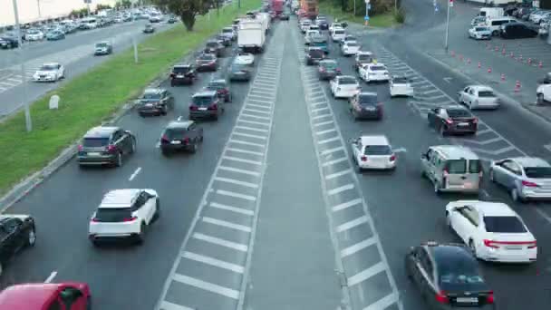 城市的道路上的车辆在白天 时间的流逝 — 图库视频影像