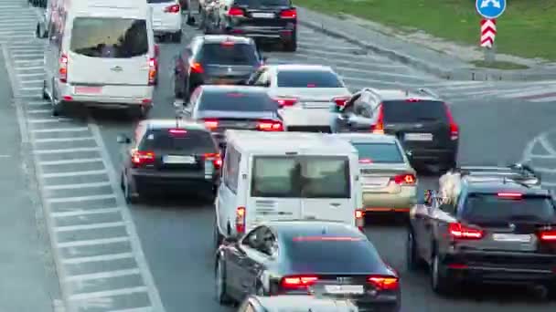 城市道路上的汽车在白天的移动 大都市 时间的流逝 — 图库视频影像