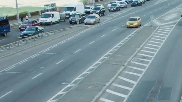 城市道路上的车辆在白天 时光流逝中的移动 — 图库视频影像