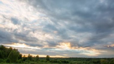 Ormanın üzerinde güzel bir günbatımı, yaz, zaman atlaması