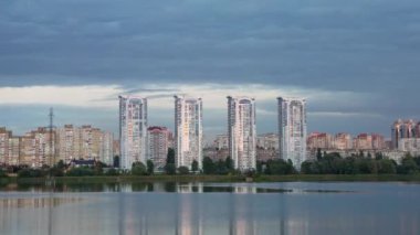 Nehir kenarındaki büyük bir şehrin uzun evleri, zaman aşımı.