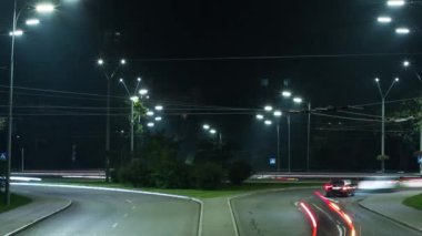 Şehir yolundaki arabaların hareketi, araba ışıkları, farlar, zaman aşımı