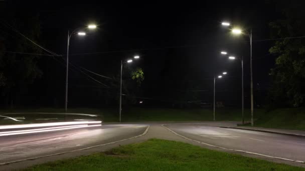 Nacht Stadtstraße Mit Scheinwerfern Von Autos Zeitraffer — Stockvideo