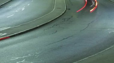 Şehir yolundaki arabaların hareketi, araba ışıkları, gece, zaman aşımı