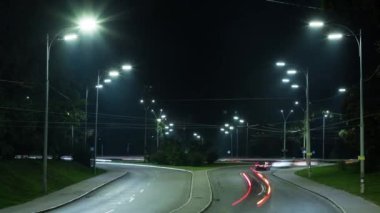 Şehir yolundaki arabaların hareketi, araba ışıkları, ulaşım, zaman aşımı