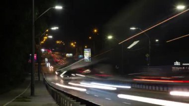 Şehirdeki arabaların farlarının gece ışıkları, uzun yol süreleri