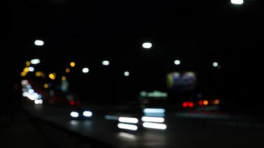 Şehirdeki arabaların gece lambaları, metropol, zaman aşımı.