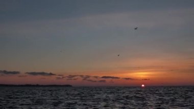 Nehir kenarında güzel bir gün doğumu, turuncu gün doğumu