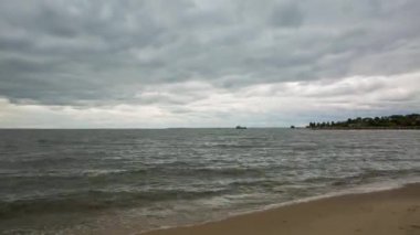 Bulutlu havada sonbahar nehri kıyısı, zaman aşımı