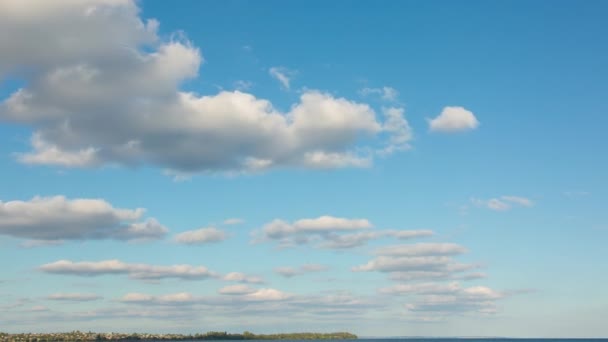 Céu Azul Bonito Com Nuvens Sobre Rio Lapso Tempo — Vídeo de Stock