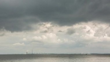 Nehir ve fabrika üzerinde bulutlu hava