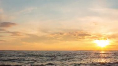 Gökyüzünde bulutlu turuncu gün batımı, deniz, zaman kavramı