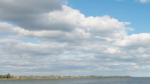 Awan Besar Langit Biru Dekat Pantai Selang Waktu — Stok Video
