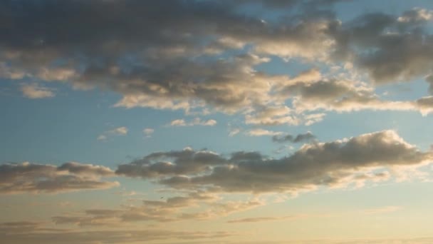 オレンジ色の日の出の間の雲と空 時間の経過 — ストック動画