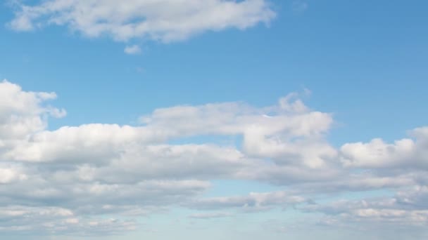 Mavi Gökyüzünde Zaman Atlamalı Beyaz Bulutlar — Stok video