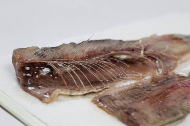 Lezzetli bir yemek için taze ringa balığı eti ve kemikleri.