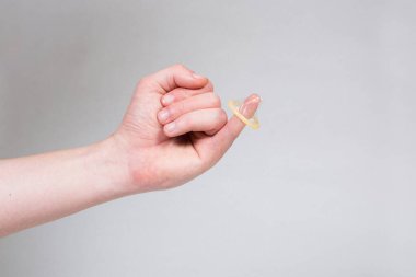 Prezervatif erkeklerin elinde, doğum kontrol, sağlık güvenliği, güvenli aşk