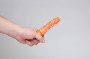 Prezervatif erkeklerin elinde, doğum kontrol, sağlık güvenliği, güvenli aşk