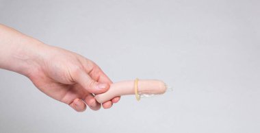 Prezervatif erkeklerin elinde, doğum kontrol, sağlık güvenliği, güvenli aşk