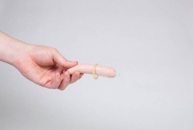 Prezervatif erkeklerin elinde, doğum kontrol, sağlık güvenliği, güvenli aşk