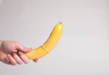 Prezervatif erkeklerin elinde, doğum kontrol, sağlık güvenliği, güvenli aşk
