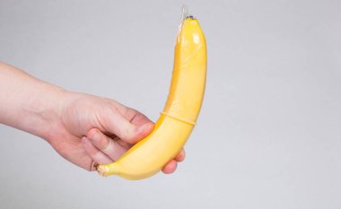 Prezervatif erkeklerin elinde, doğum kontrol, sağlık güvenliği, güvenli aşk