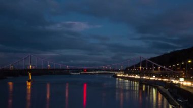 Kiev 'de gün batımında nehrin karşısındaki büyük köprü