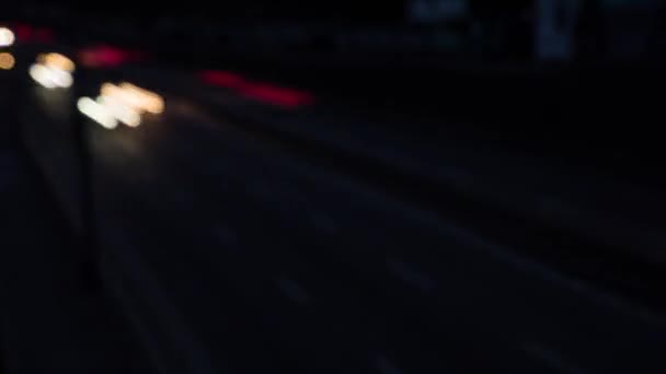 Θολή Προβολείς Στο Δρόμο Time Lapse Βράδυ Πολλά Αυτοκίνητα Πόλη — Αρχείο Βίντεο