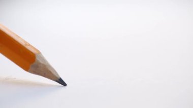 Kalemle beyaz bir sayfa çiz