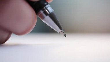 Adam beyaz bir kağıt üzerine tükenmez kalemle yazıyor. Önemli kayıtlar. Ofis işleri. Makro görünüm