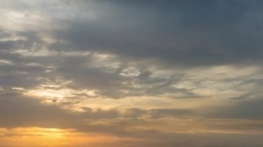 Geniş bir nehrin üzerinde güzel bir gün doğumu, zaman turları