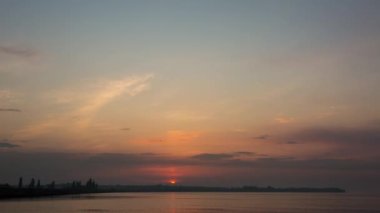 Nehir kıyısında güzel bir gün doğumu, zaman ayarlı, 4K