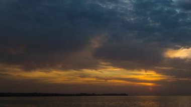Sabahın erken saatlerinde büyük bulutlar ve bulutlarla dramatik bir gün doğumu. Zaman akıp gidiyor.