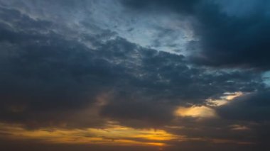 Büyük bulutlar ve bulutlarla dramatik gün doğumu, zaman turları