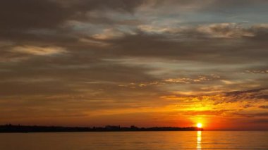Sabahın erken saatlerinde turuncu gün doğumu. Romantik gün doğumu. Yazın nehir kenarında dramatik bir gün doğumu, zamanlamalar